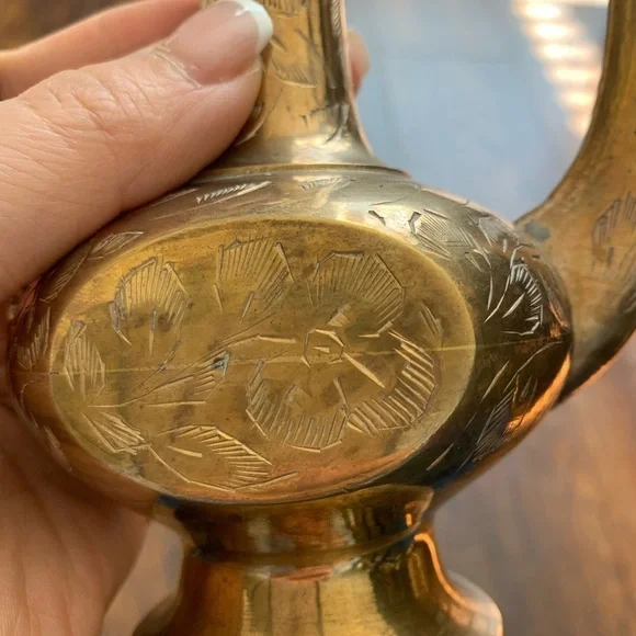 VINTAGE Sarana Brass Hand Made & Etched  Teapot Pitcher Made in India 8" Tall. - Picture 5 of 7